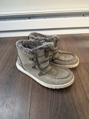 HEYDUDE Women's Lea Grey Fur-Lined Ankle Boots Size 7